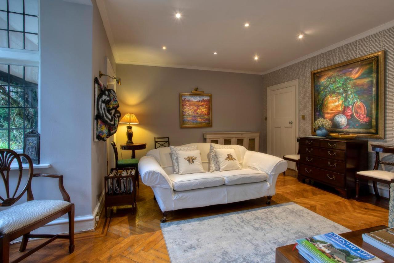 Coach House Villa Woking Bagian luar foto